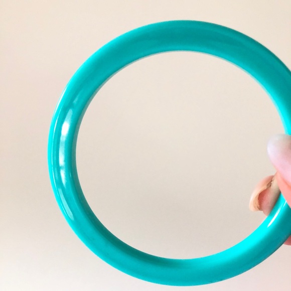 Vintage Lucite Acrylic Turquoise Bangle Bracelet - Picture 3 of 5